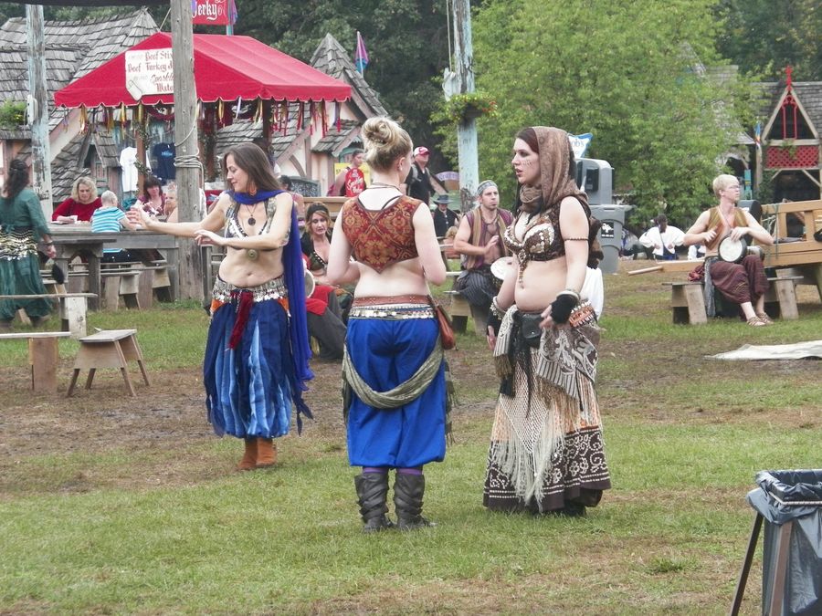 A bit more gypsy but there were definite belly dancers wandering too...